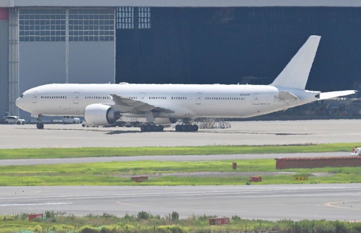 JAL 777-300ER初号機、白塗り・米国籍機に 離日間近か