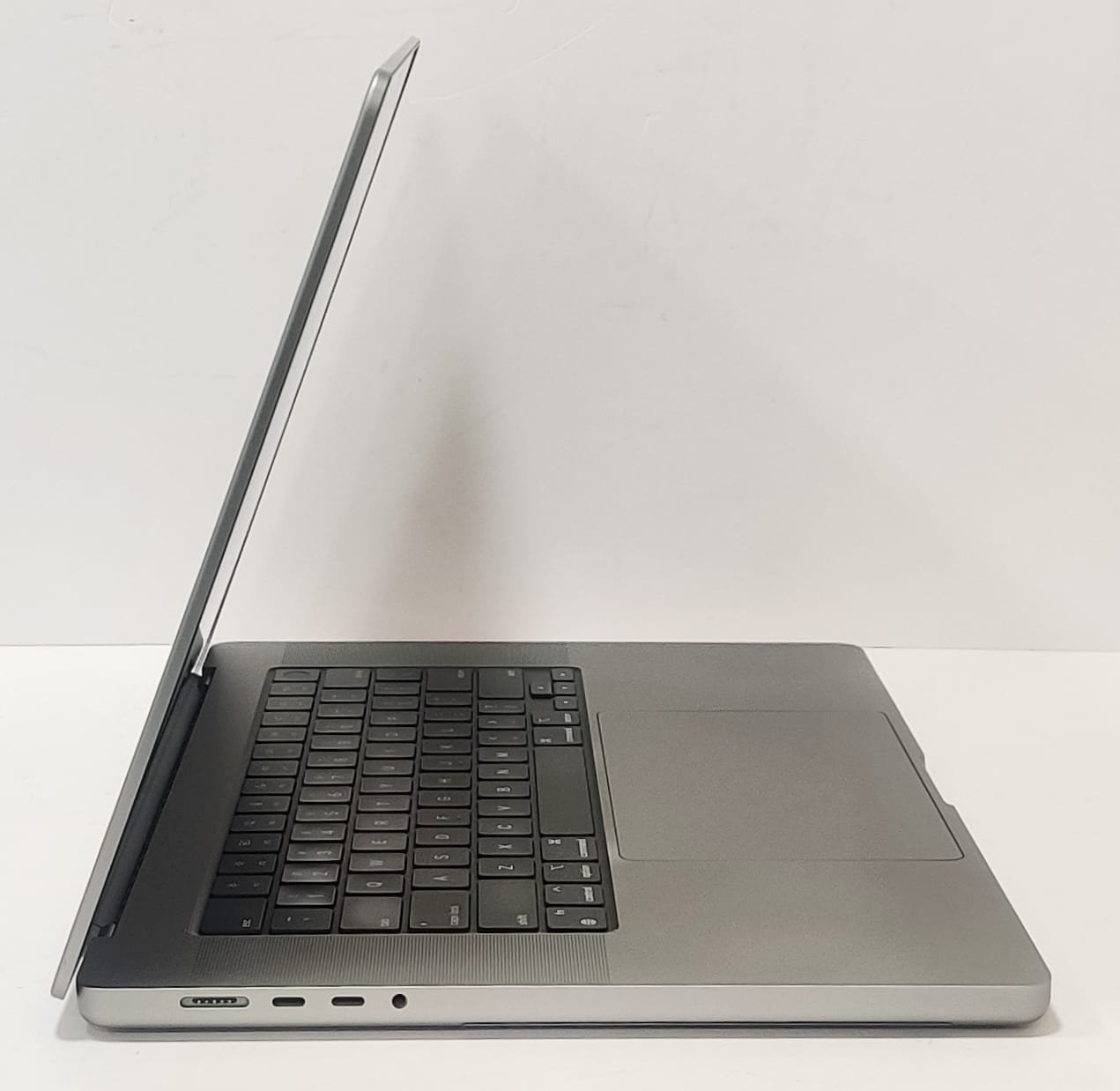 Apple macbook pro 2021 m1pro 16gb ram 512gb ssd 16 inch MK183HN/A