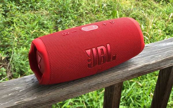 ASCII.jp：防水・防塵・デカい音、JBL CHARGE 5はいいデキで気持ちいい