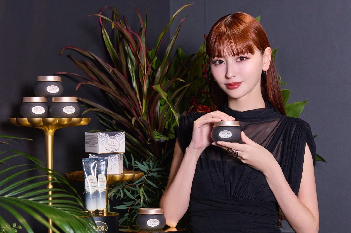 鈴木えみさん、松島花さんがスペシャルイベントに来場。漆黒の世界で