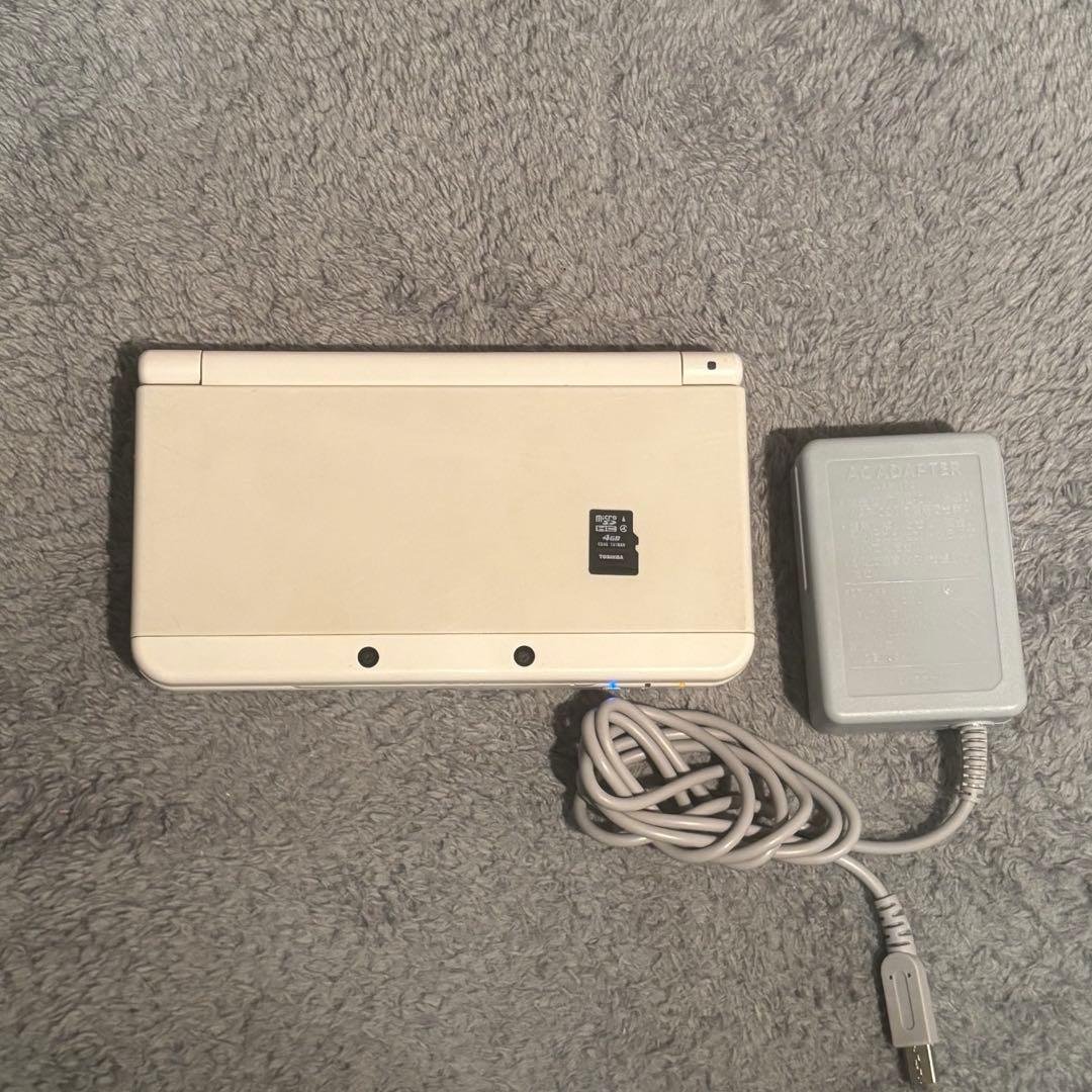 New Nintendo 3DS ホワイト 動作良好 SDカード 充電器 付属 動作良好 Newニンテンドー3DS 本体 + SDカード + USB充電ケーブル +