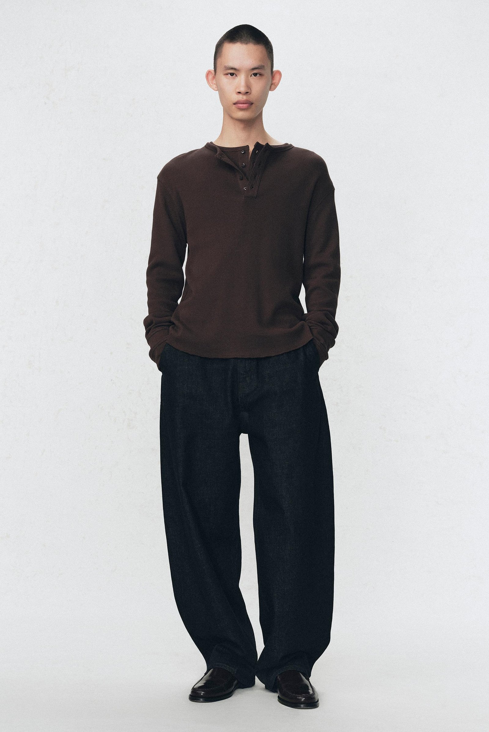 SOSHIOTSUKI x ZARA ヘンリーネックワッフルTシャツ - ブラウン | ZARA